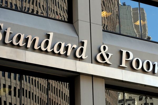 Standard & Poor's a menținut ratingul României - AVERTISMENT din cauza crizei politice
