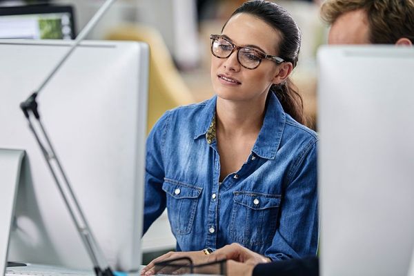 Aproape 4 din 10 acționari și asociați de firme din România sunt femei