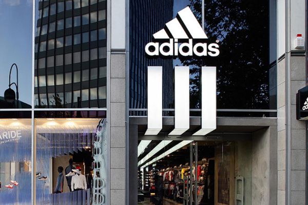 Lovitură pentru Adidas! Cele trei dungi nu sunt marcă înregistrată