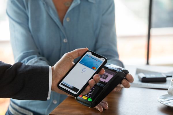 Serviciul Apple Pay este disponibil și în România