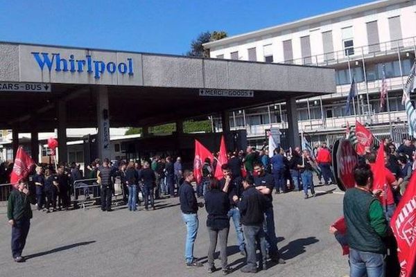 Whirlpool nu mai pune lacătul pe fabrica din Napoli