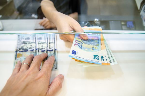 Dolarul american și Francul elvețian, cotații aproape de record
