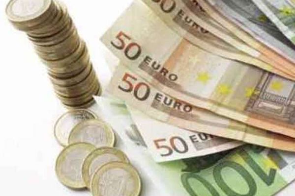 Euro scade spre 4,75 lei