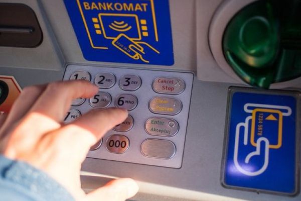 Ministrul Muncii vrea bancomate la sate pentru că expedierea pensiilor prin Poșta Română este costisitoare
