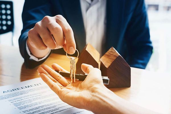 Se repetă criza imobiliară din 2009? Un cunoscut economist prognozează o scădere de 50% a prețurilor locuințelor