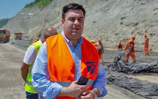 Primii kilometri de asfalt pe tronsonul de autostradă Biharia-Borș