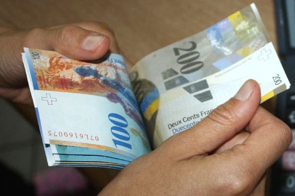 Câți români mai au credite în franci elvețieni
