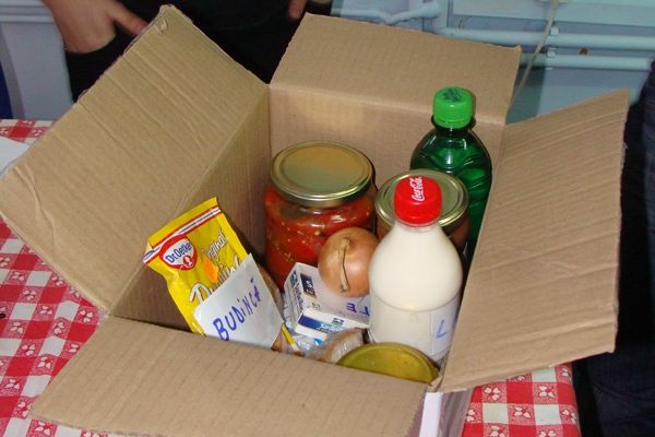 Poșta Română lovește în tuica, zacusca și slana românilor