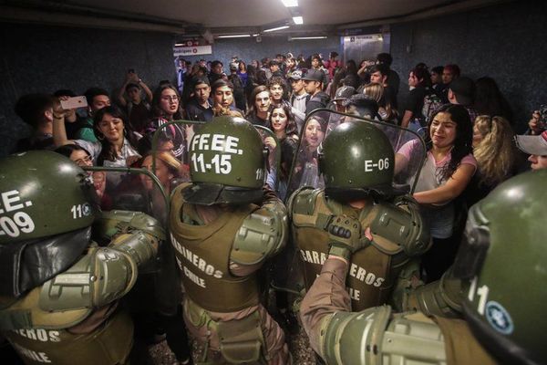 Proteste violente după ce s-a scumpit transportul cu metroul în Chile