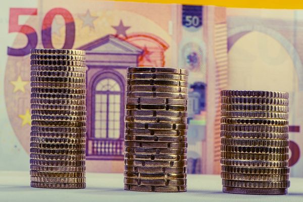 Euro a depăşit 4,84 lei la băncile comerciale