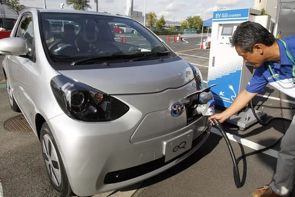 Ministrul Mediului anunță creșterea bugetului pentru stațiile de încărcare a mașinilor electrice în București - VIDEO