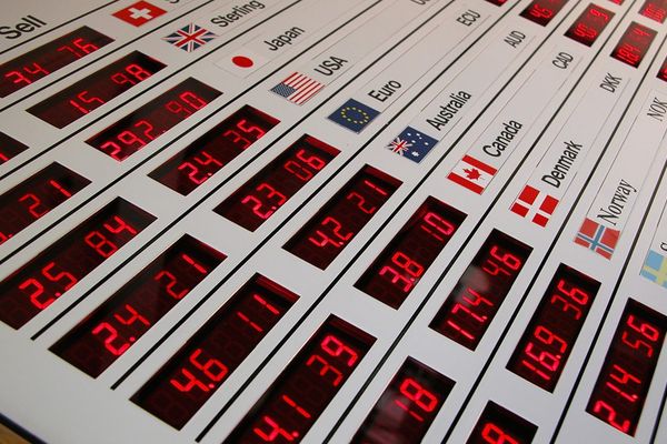 Cum afectează căderea Guvernului piața valutară