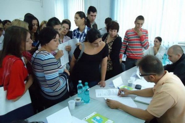 Criza din piața muncii îi ajută pe tinerii fără experiență. Unde își găsesc primul job