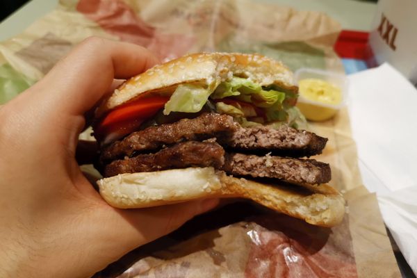 Burgerul încă se vinde ca pâinea caldă în România