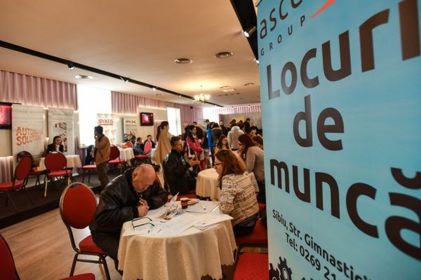 Muncitorii și candidații fără studii superioare, campioni la schimbarea joburilor 