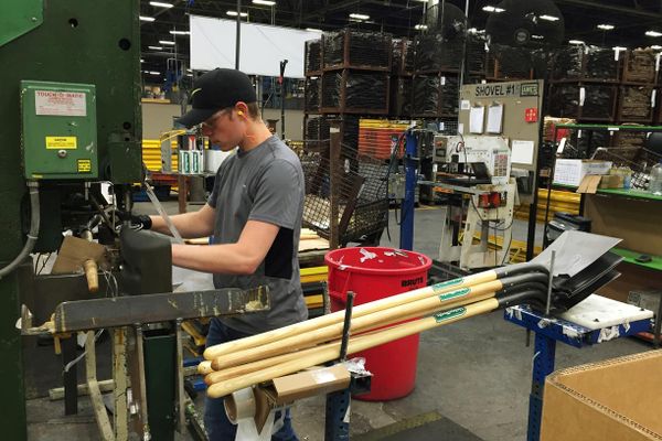 Lună neagră pentru industria românească. Prețurile cresc, activitatea scade