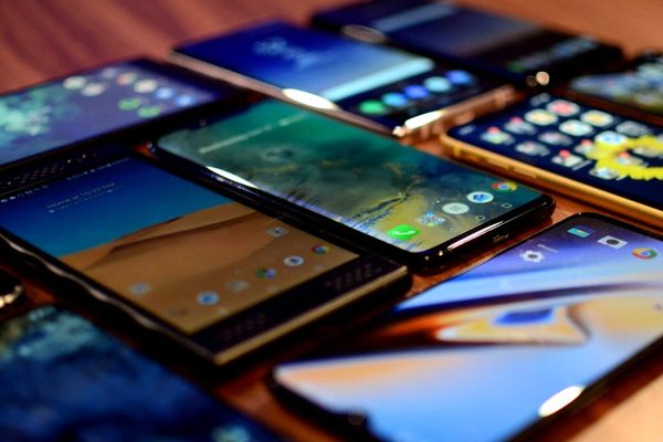 Vânzările de smartphone, în creștere, după doi ani de scăderi