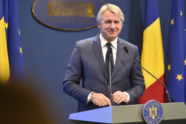 Finanțele iau banii cu găleata de la bănci și între două guverne