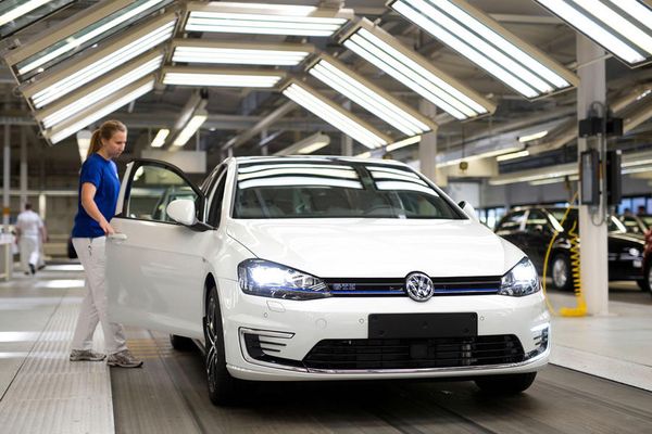Volkswagen intervine în scandalul privind locația fabricii sale din Estul Europei