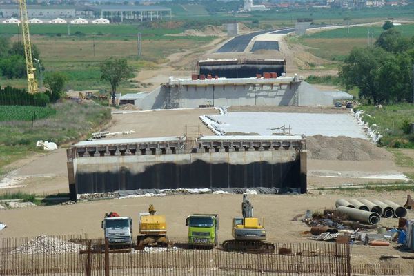 Protest spontan pe șantierul autostrăzii A10