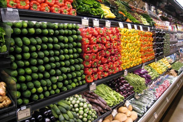 Șef de hypermarket, condamnat pentru mită. A primit la rafturi legume și fructe turcești neconforme