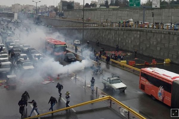 Scumpirea neașteptată a benzinei și motorinei a aprins fitilul protestelor în Iran