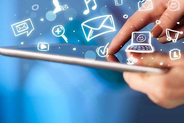 Românii dau cei mai mulți bani pe telefoane și abonamente mobile din UE