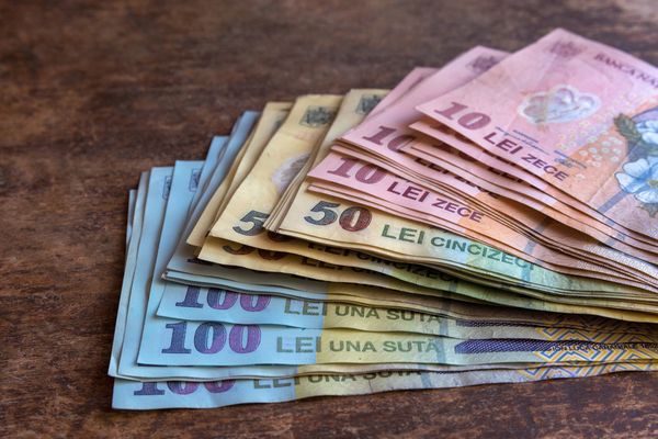 Cu cât au crescut salariile nete în România în ultimul an