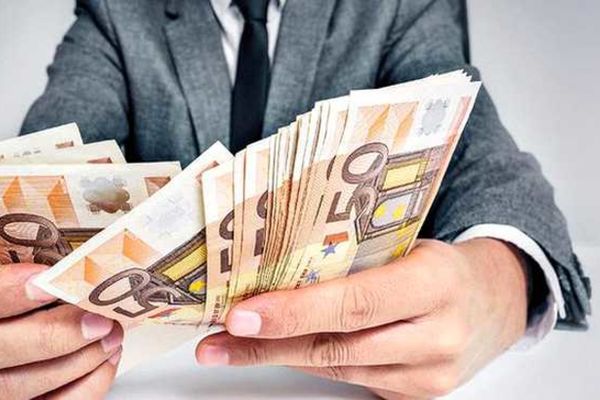 Leul pierde teren în fața monedei euro și a francului elvețian