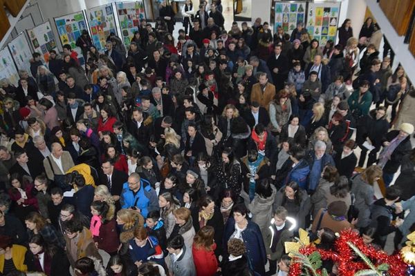 85% dintre elevii de liceu din România își pun bani deoparte