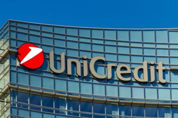 Italienii de la UniCredit închid 500 de agenții și concediază 8.000 de angajați