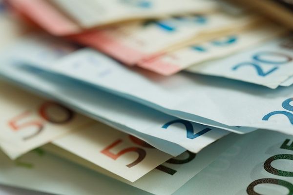 Șefii marilor companii câștigă în 3 zile cât un muncitor într-un an întreg