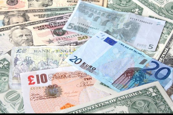 Lira sterlină, la nivel maxim în ziua în care Marea Britanie iese din UE