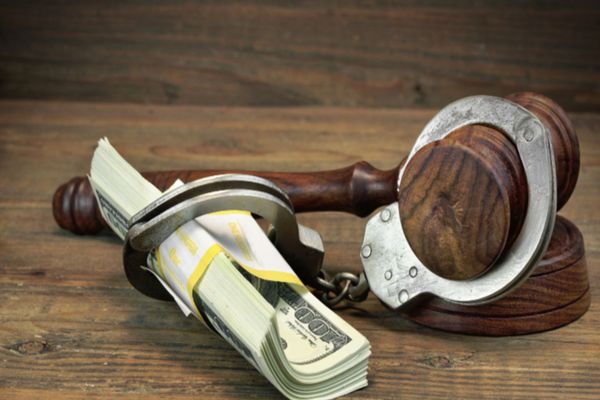 Încă un cadou pentru angajații de la stat. Fără poprire pe salariu!