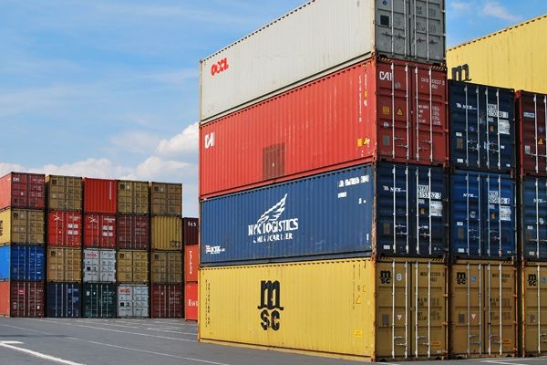 Cel mai mare dezechilibru din economie: consumăm ce produc alții și nu dăm nimic la schimb