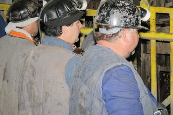 Klaus Iohannis a semnat REDUCEREA vârstei de pensionare - Mii de mineri pot beneficia de noua lege