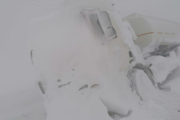 În timp ce România se zbate în zăpadă, firmele de salubritate și deszăpezire prosperă