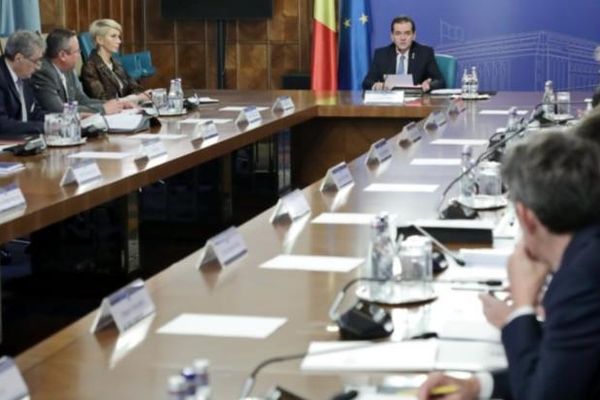 Guvernul ar putea adopta azi dublarea, în etape, a alocației pentru copii și ajutor de 1 miliard de euro pentru firme