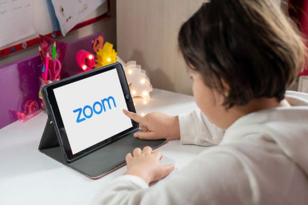 Sondaj: Aproape jumătate din angajații români care au copii vor ca școla să se desfășoare normal