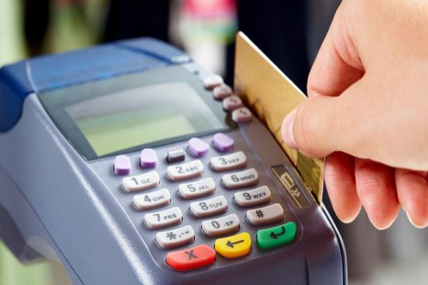 Aproape 50% dintre români preferă să plătească cu cardul