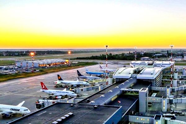 Guvernul oferă garanții de peste 120 de milioane de euro pentru Tarom și Blue Air