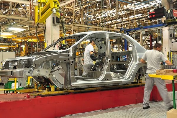 Criză majoră în industria auto. Fostul șef Stellantis prezice închiderea a 10 fabrici europene din cauza politicilor UE