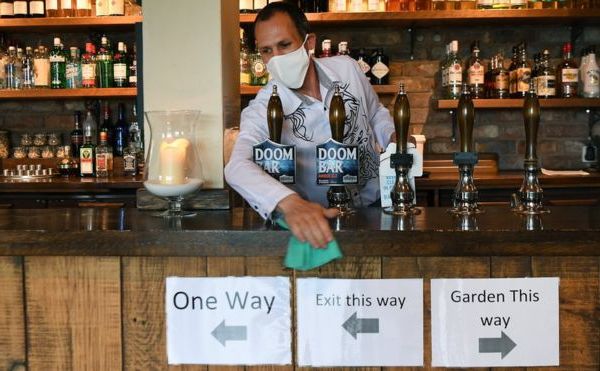 Economia britanică dă semne de revenire, propulsată de puburi, restaurante și alcool