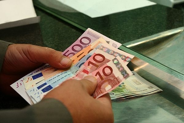 Românii se refugiază în valută: Economiile populației în euro și dolari au explodat cu peste 15%