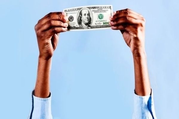 Dolarul şi yenul s-au apreciat, după ce Donald Trump a anunţat că a fost testat pozitiv cu Covid-19