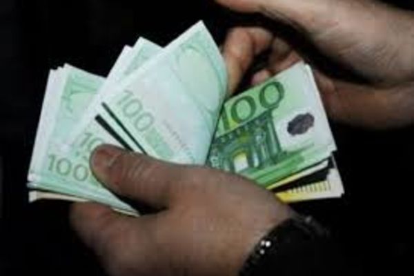 Creșterea euro s-a oprit, înainte de pragul psihologic de 5 lei