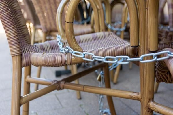 Zeci de restaurante și terase de la malul mării au fost scoase la vânzare din cauza pandemiei