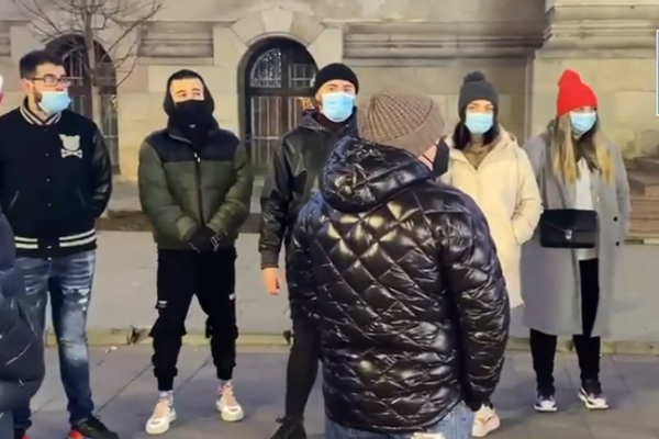 Patronii de restaurante şi cafenele, din Craiova, protest în faţa Prefecturii Dolj, în urma deciziei de reintrare în Scenariul Roşu