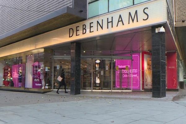 Un mare retailer de fashion a anunţat că închide toate magazinele