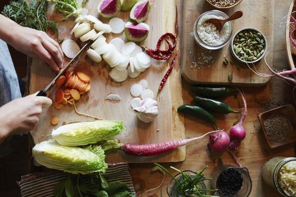 Studiu: Cum a schimbat pademia obiceiurile culinare ale românilor. Mai mult gătit acasă, mai multe provizii